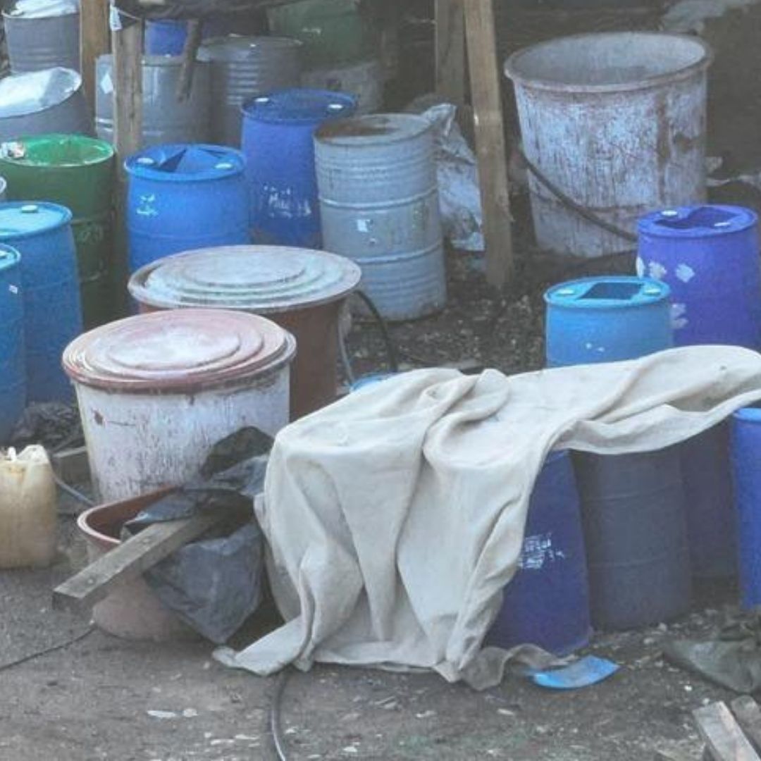 En el lugar fueron asegurados miles de litros de sustancias líquidas